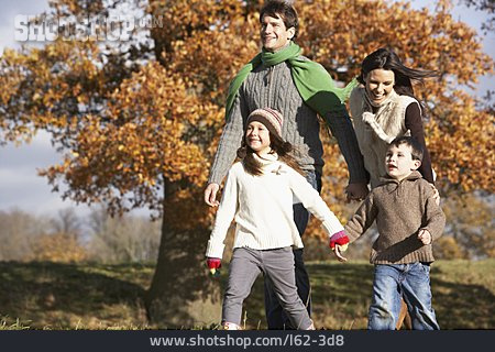 
                Familie, Herbstspaziergang, Familienausflug                   