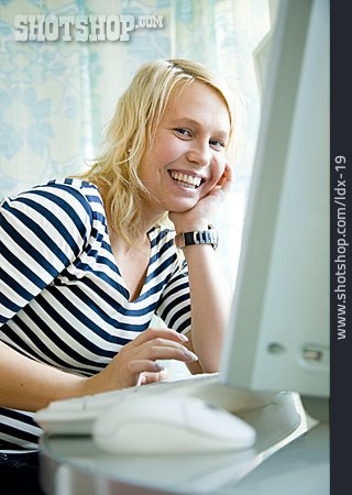 
                Junge Frau, Tippen, Chatten, Email                   