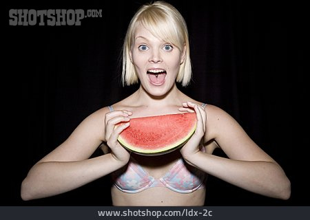 
                Junge Frau, Begeistert, Wassermelone                   