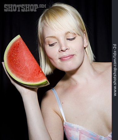 
                Junge Frau, Wassermelone, Melonenstück                   