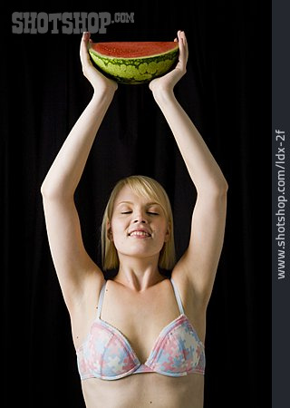 
                Junge Frau, Wassermelone                   