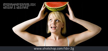 
                Junge Frau, Wassermelone, Hochsehen                   