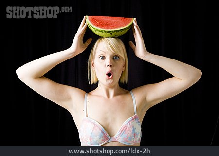 
                Junge Frau, Staunen, Wassermelone                   
