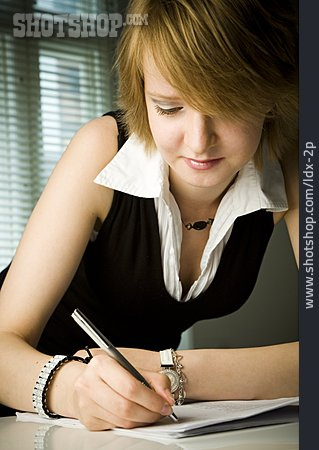 
                Junge Frau, Schreiben, Büroangestellte                   