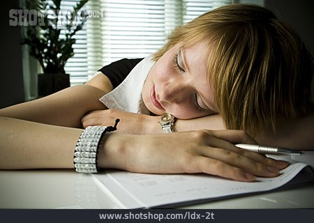
                Junge Frau, Schlafen, überarbeitet                   