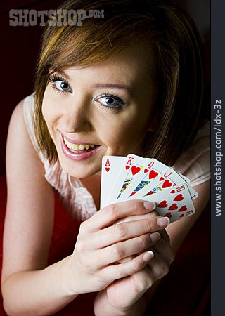 
                Junge Frau, Kartenspiel, Royal Flush                   