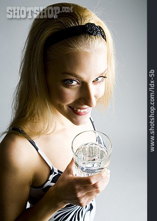 
                Junge Frau, Wasserglas                   