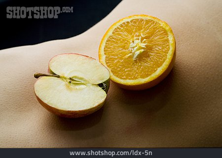 
                Gesunde Ernährung, Vitamine, Apfelhälfte, Orangenhälfte                   