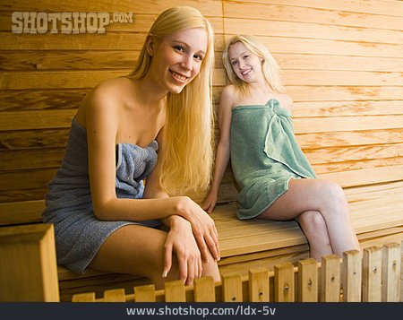 
                Junge Frau, Sauna, Saunieren                   