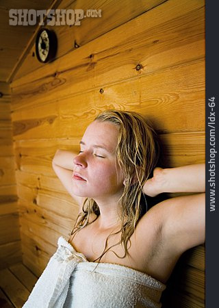 
                Junge Frau, Wellness & Relax, Sauna                   