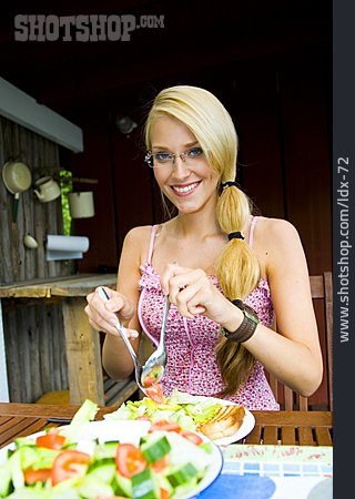 
                Junge Frau, Gesunde Ernährung, Salatteller                   