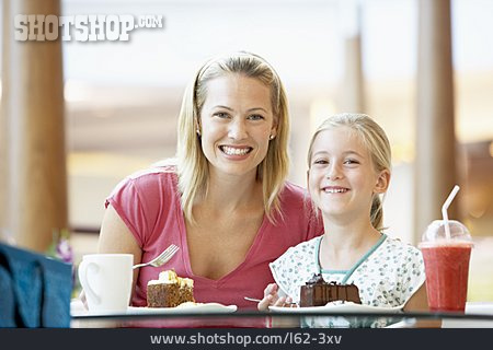 
                Mutter, Café, Tochter                   