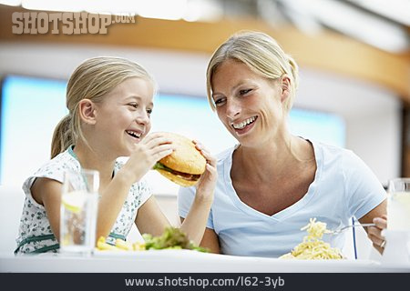 
                Mutter, Tochter, Mittagessen                   