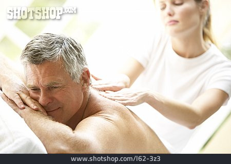 
                Mann, Entspannen, Massage, Rückenmassage                   