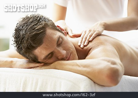 
                Junger Mann, Entspannen, Nackenmassage                   