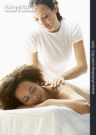 
                Junge Frau, Massage, Masseurin, Rückenmassage                   