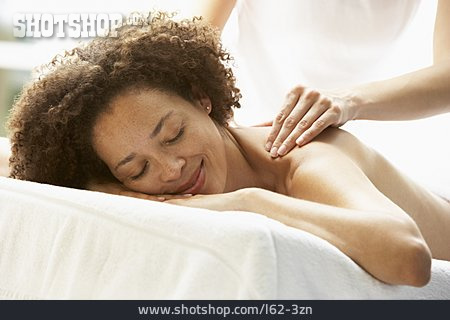 
                Junge Frau, Entspannen, Rückenmassage                   