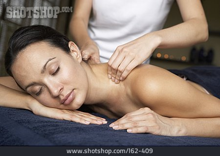 
                Junge Frau, Wellness & Relax, Nackenmassage                   