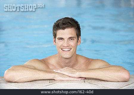 
                Junger Mann, Schwimmbad                   