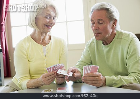 
                Seniorin, Senior, Kartenspiel, Ehepaar                   