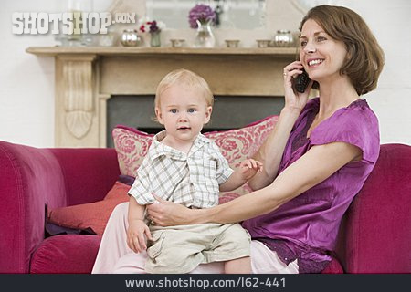 
                Mutter, Häusliches Leben, Telefonieren, Sohn                   