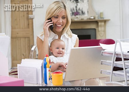 
                Baby, Mutter, Telefonieren, Kinderbetreuung                   