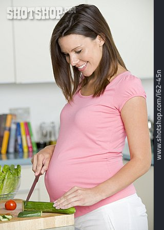 
                Gesunde Ernährung, Salatzubereitung, Schwangere                   