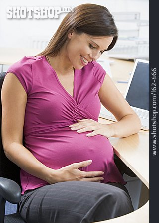 
                Junge Frau, Babybauch, Schwangere, Mutterschutz                   