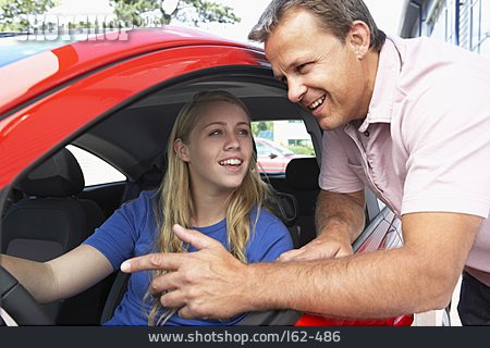 
                Autokauf, Autoverkäufer, Autofahrerin, Fahrlehrer                   