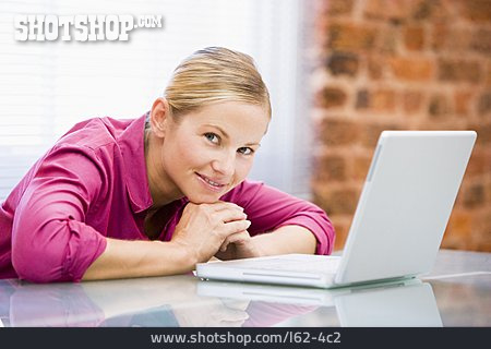 
                Junge Frau, Frau, Computerarbeit                   