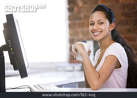 
                Junge Frau, Frau, Kaffeepause, Arbeitsplatz                   