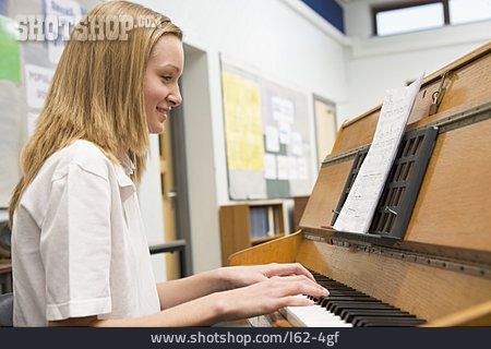 
                Schülerin, Klavierunterricht, Musikunterricht                   