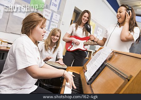 
                Mädchen, Musizieren, Schülerband                   
