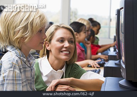 
                Schüler, Lehrerin, Computerkurs                   