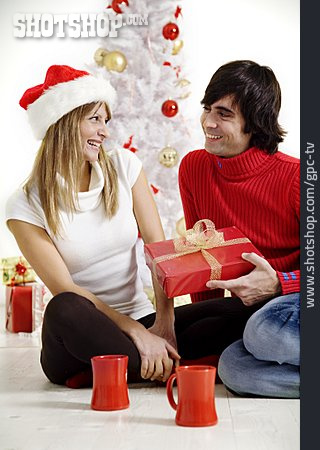 
                Paar, Weihnachten, Weihnachtsgeschenk                   