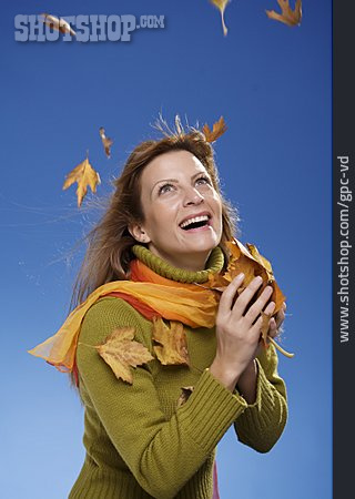 
                Junge Frau, Herbstlaub, Herbstlich, Windig                   