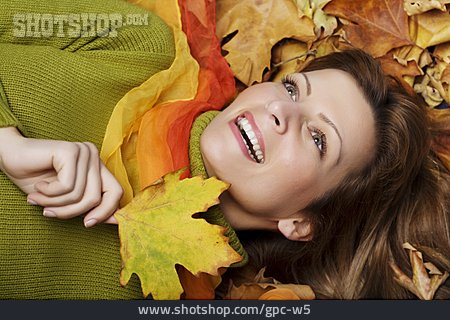 
                Junge Frau, Herbstlaub, Herbstlich                   