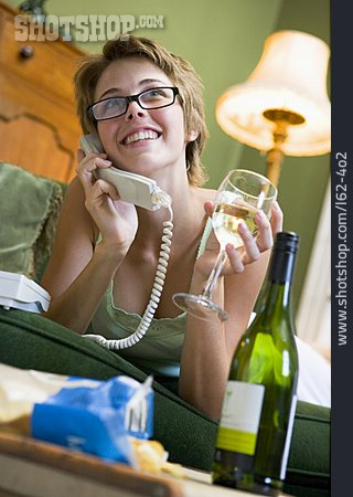 
                Frau, Häusliches Leben, Weinglas, Telefonieren                   