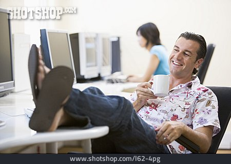 
                Junger Mann, Kaffeepause, Beine Hochlegen, Internetcafe                   