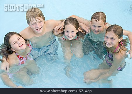 
                Kindergruppe, Spaß & Vergnügen, Freundschaft, Schwimmbad                   