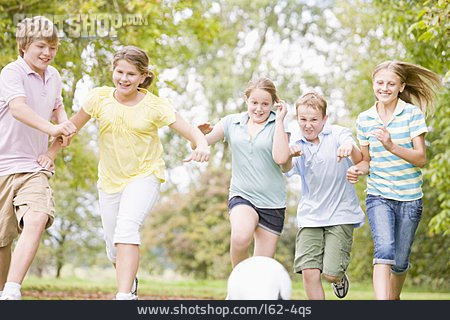 
                Kindergruppe, Spaß & Vergnügen, Fußball, Wettrennen                   