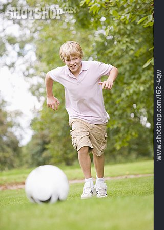 
                Junge, Spielen & Hobby, Fußball, Laufen                   