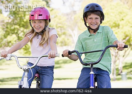 
                Radfahrer, Fahrradhelm, Geschwister                   