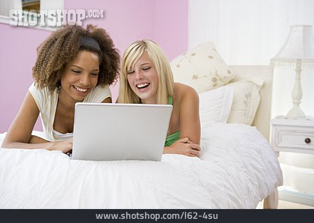 
                Häusliches Leben, Mobile Kommunikation, Laptop, Freundinnen                   