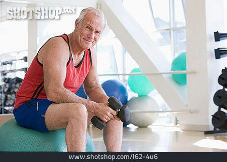 
                Aktiver Senior, Fitnessstudio, Workout, Hanteltraining                   