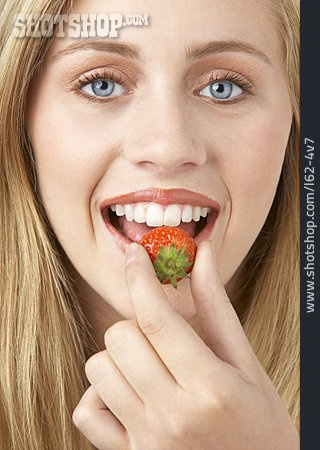 
                Junge Frau, Naschen, Erdbeere                   