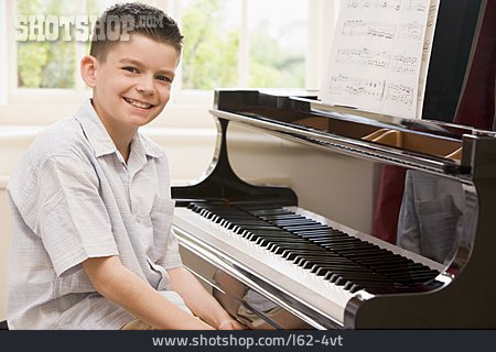 
                Junge, Klavierstunde                   