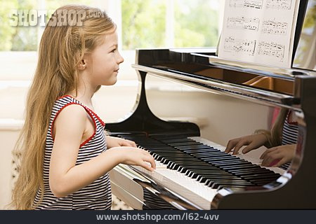 
                Mädchen, Musizieren, Klavierstunde                   