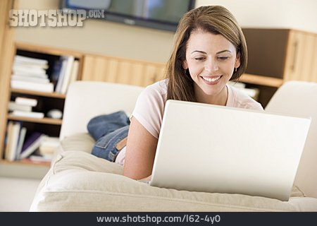 
                Junge Frau, Freizeit & Entertainment, Laptop                   