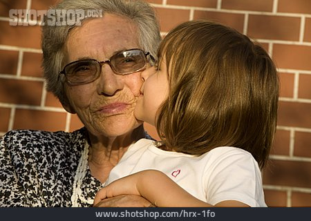 
                Großmutter, Küssen, Enkelin                   